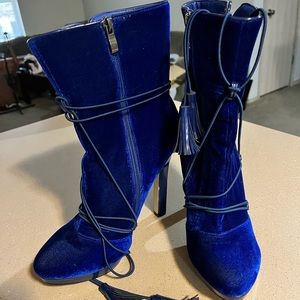 Dark blue heeled booties!